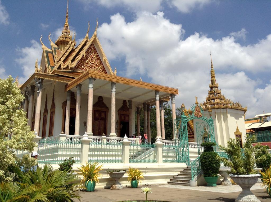 The Happy House Hostel Phnom Penh Exterior photo