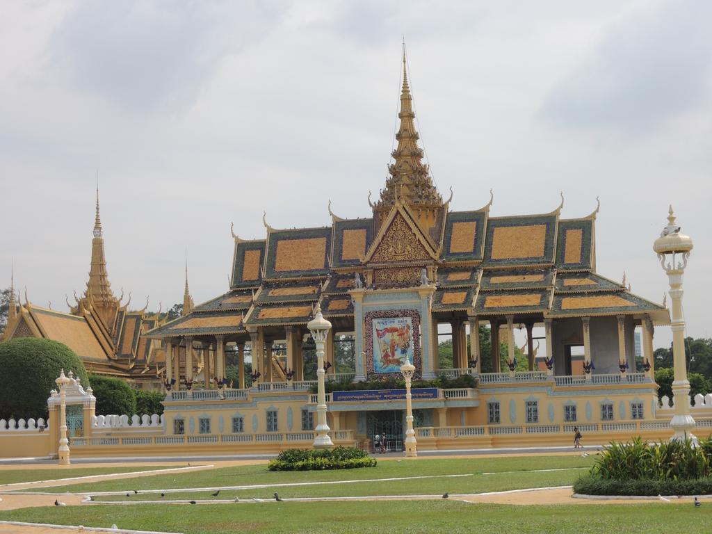The Happy House Hostel Phnom Penh Exterior photo