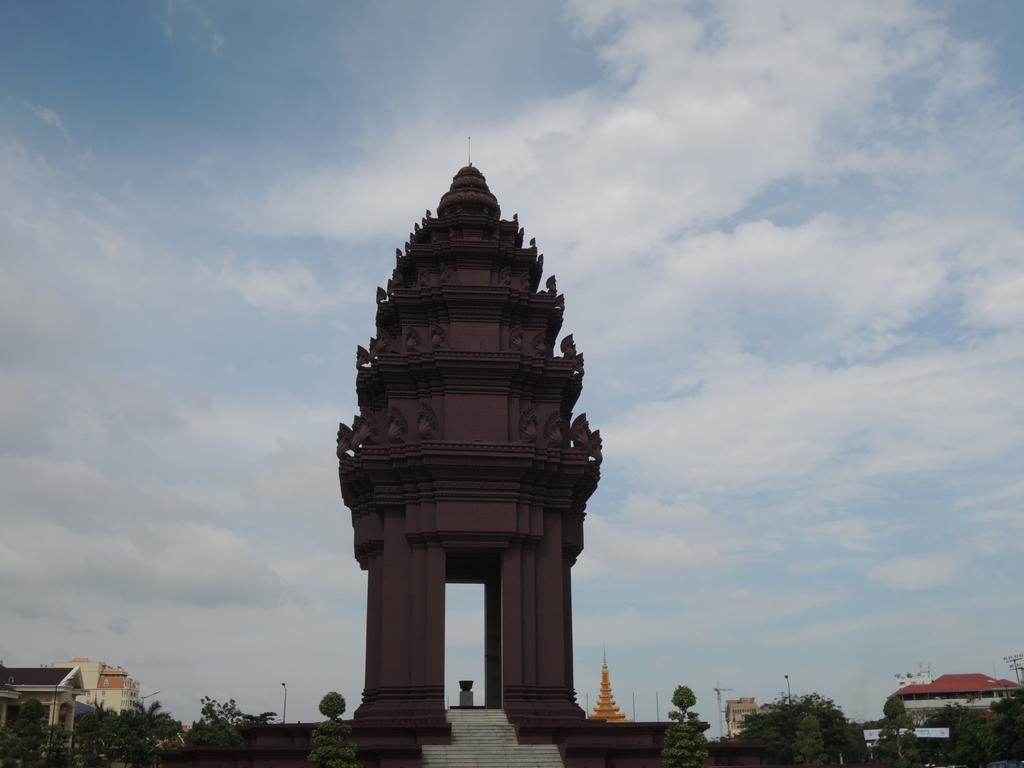 The Happy House Hostel Phnom Penh Exterior photo