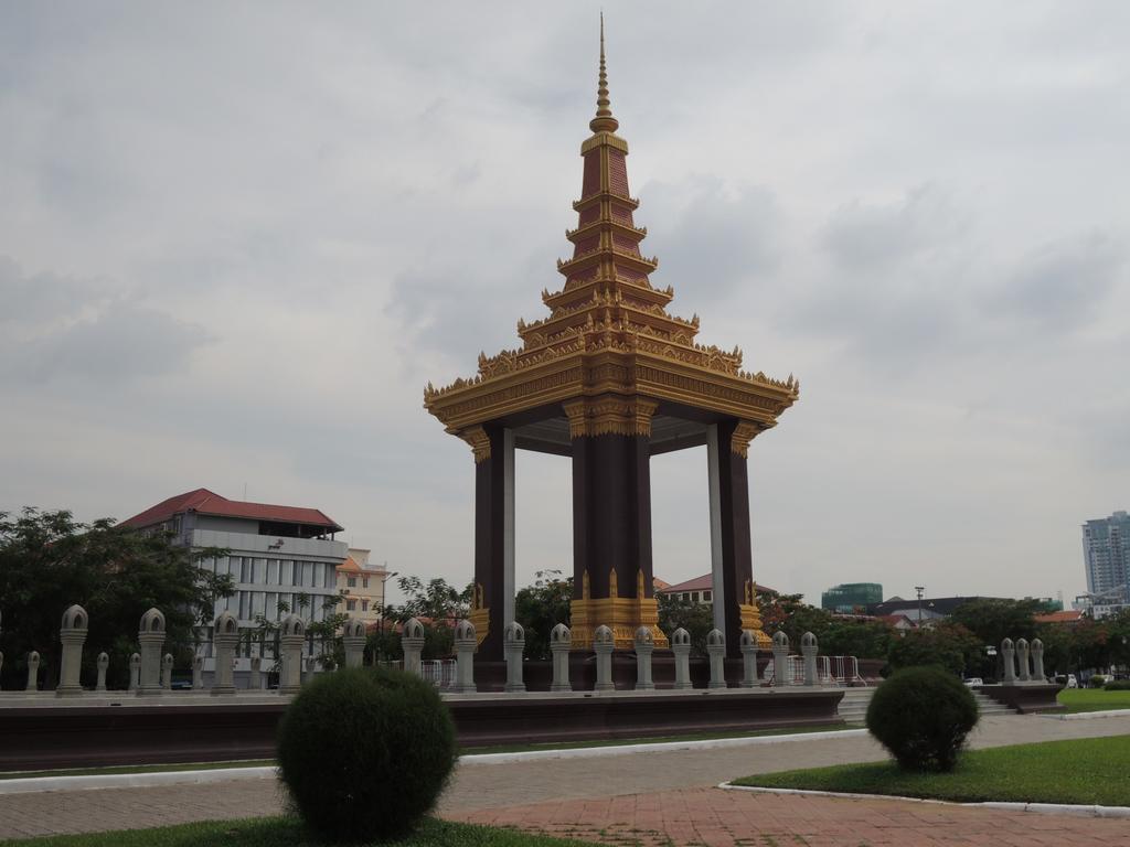 The Happy House Hostel Phnom Penh Exterior photo