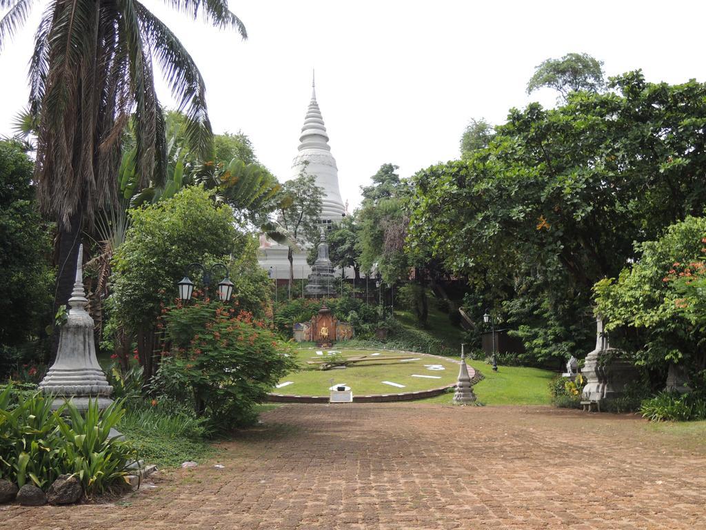 The Happy House Hostel Phnom Penh Exterior photo