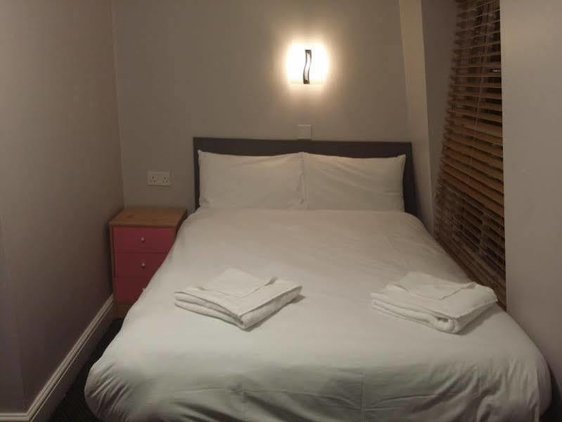 The Happy House Hostel Phnom Penh Exterior photo
