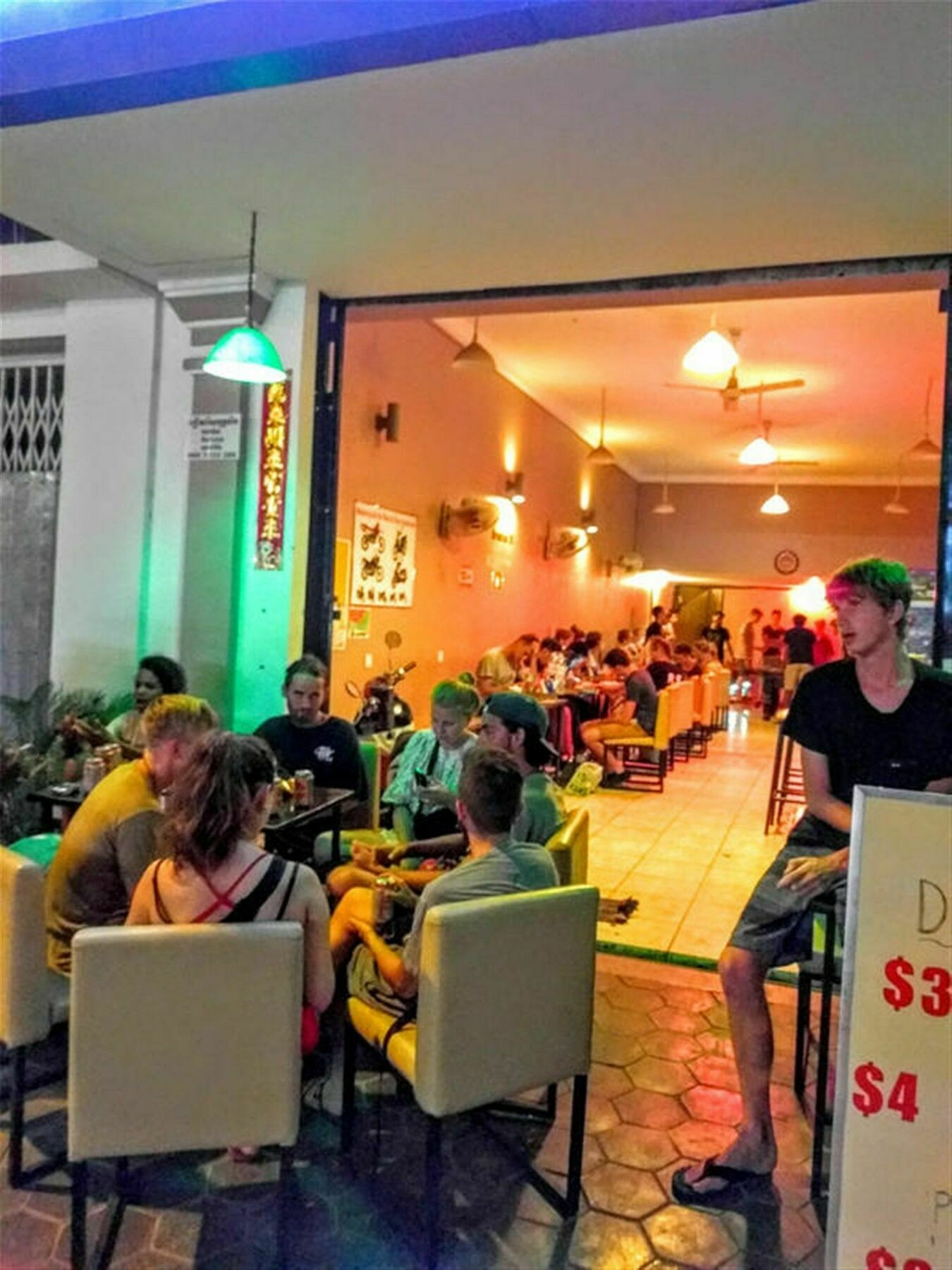 The Happy House Hostel Phnom Penh Exterior photo